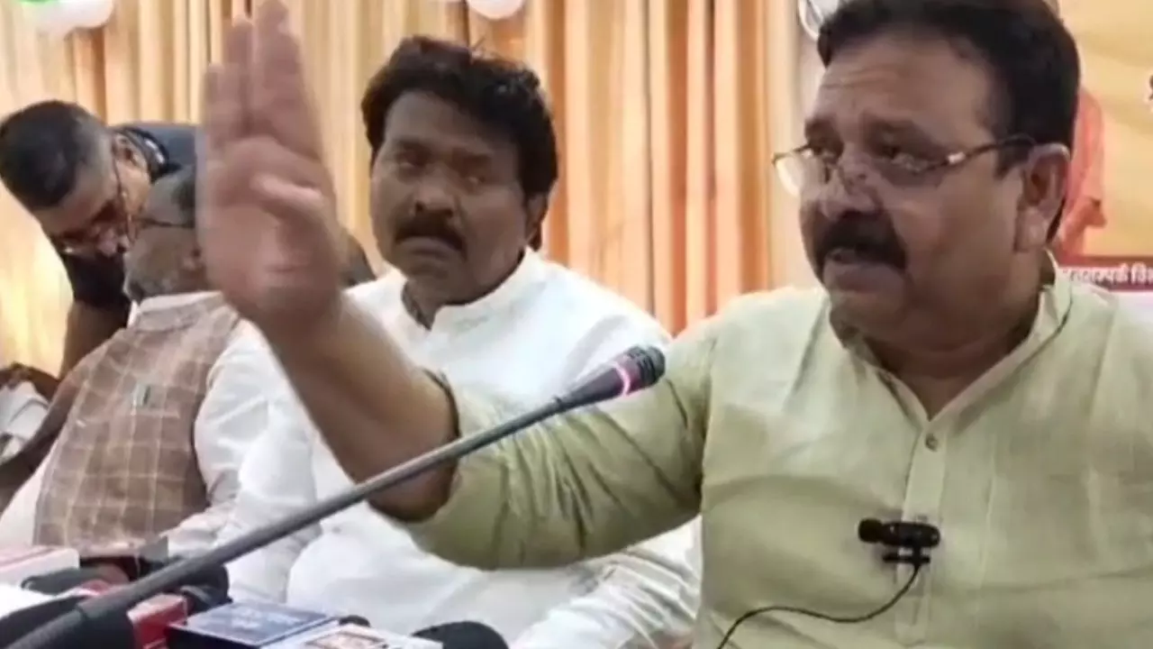 Sonbhadra : जमीन के लालच में एससी-एसटी वर्ग की लड़कियों से रचाई जा रही शादी, झारखंड से जुड़े हैं तार, प्रभारी मंत्री ने दिए जांच के निर्देश