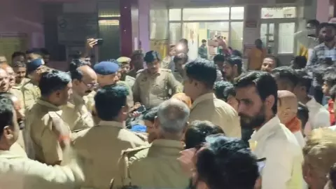 Basti News:  आदर्श उपाध्याय हत्याकांड में परिजनों को मिला राजनीतिक दलों का समर्थन, धरना जारी