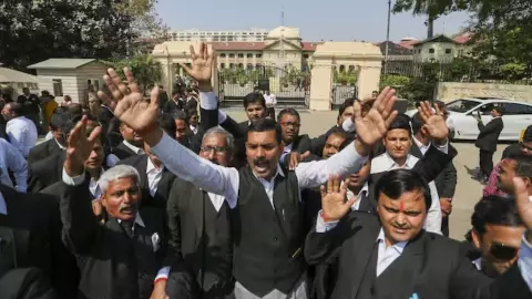 CJI संजीव खन्ना ने दिया Justice Yashwant Varma के ट्रांसफर पर पुनर्विचार का आश्वासन, बार संघों ने जांच की मांग