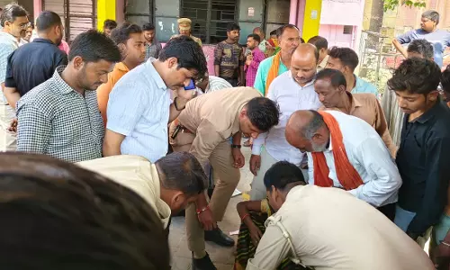 Sitapur News: तेज रफ्तार ट्रक ने ई-रिक्शा को मारी टक्कर, बर्तन व्यवसाई सहित दो की मौत