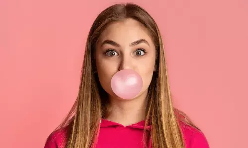 Chewing Gum Negative Effects: च्युइंग गम चबाने की आदत आपको कई तरह से कर सकती है बीमार, स्टडी में हुआ खुलासा