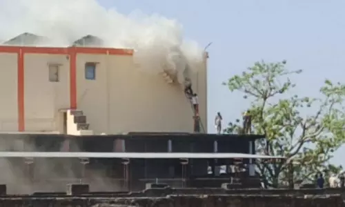 Hathras News: कोल्ड स्टोरेज में शार्ट सर्किट से लगी भीषण आग, मची अफरा-तफरी