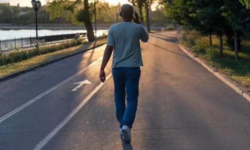 Walking Benefits: पैदल चलने के हैं कई चौंकाने वाले फायदे, कैंसर समेत कई बीमारियों के जोखिम को करता है कम