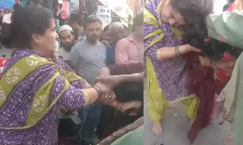 Women Fight in Market Baghpat News in hindi