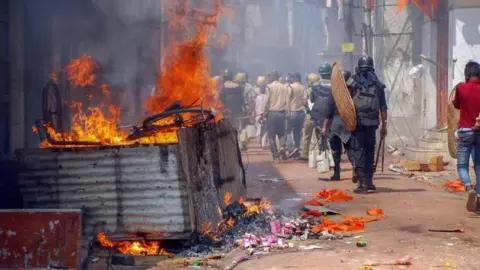 Bengal News: बंगाल में रामनवमी की तैयारियों के बीच तनाव, गोबरडांगा में हुई आगजनी, मौके पर भारी पुलिस बल तैनात