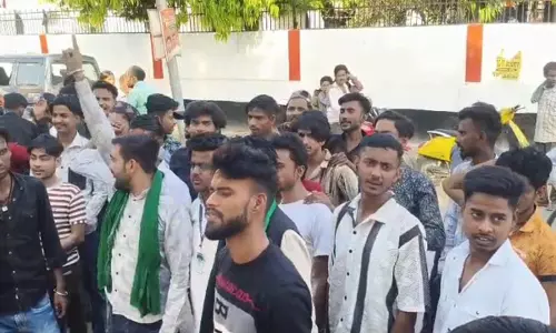 Etawah News: एक ही समुदाय के दो पक्षों में जमकर चले ईंट-पत्थर, कार्रवाई न होने पर भानु गुट ने थाने का किया घेराव