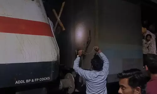 Etawah News: लखनऊ से आगरा जा रही एक्सप्रेस ट्रेन की इंजन में आई खराबी, 2 घंटे तक स्टेशन पर खड़ी रही ट्रेन