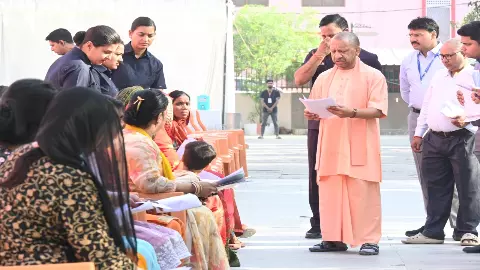Gorakhpur News: पीड़ितों की मदद में शिथिलता पर होगी कार्रवाई, जनता दर्शन में सीएम का निर्देश