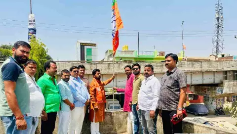 Sant Kabir Nagar News: पूर्व विधायक जय चौबे ने धूमधाम से मनाया भारतीय जनता पार्टी का स्थापना दिवस, फहराया भाजपा का झंडा