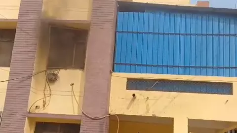 Chandauli News: सीएमओ के चेंबर में विस्फोट के साथ लगी आग, मची अफरा तफरी