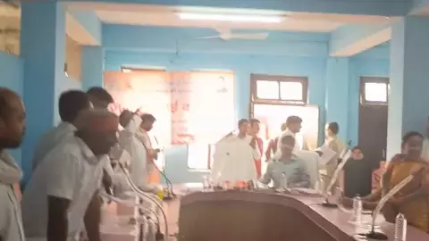 Raebareli News: नगर पालिका की बोर्ड बैठक में सभासदों का जमकर हंगामा
