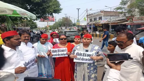 Sant Kabir Nagar News: सपा नेत्री अंजू चौहान के नेतृत्व में महिला विंग ने फुका दिल्ली के मुख्यमंत्री का पुतला