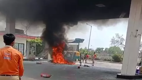 Hathras News: पैट्रोल पम्प पर बाइक में लगी भीषण आग, मची भगदड़