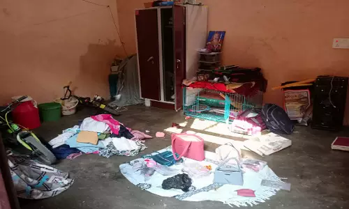 Firozabad News: चिकित्सक दंपति के घर से लाखों की नगदी और आभूषण चोरी, सीसीटीवी उखाड़ ले गए