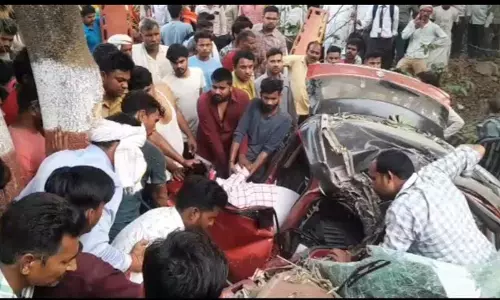Sitapur News: तेज रफ्तार का कहर: ओवरटेक के प्रयास में कार पेड़ से टकराई, दो की दर्दनाक मौत