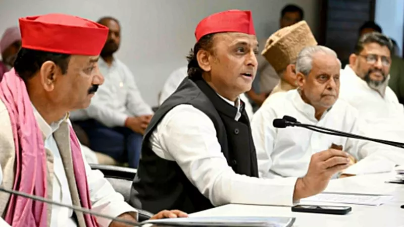 PoliticalNews: अखिलेश ने करणी सेना और योगी पर साधा निशाना: करणी सेना को बताया हिटलर का..... Lucknow News