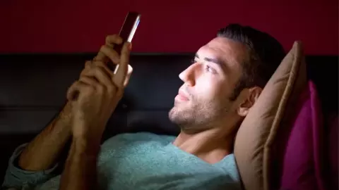 Digital Detox Mornings: इन तीन कारणों से आपको सुबह उठने के तुरंत बाद नहीं देखना चाहिए फोन, एक्सपर्ट ने किया सतर्क