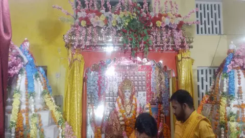 Shravasti News: इकौना मां गायत्री शक्तिपीठ में मूर्ति स्थापित, महिलाओं ने गीत गाकर कार्यक्रम को बनाया संगीत मय वातावरण