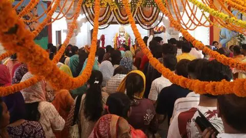 हनुमान जन्मोत्सव पर हनुमान सेतु मंदिर में उमड़ी भक्तों की भीड़, दर्शन के लिए लगीं लंबी कतारें, सुरक्षा के कड़े इंतजाम हनुमान जन्मोत्सव पर हनुमान सेतु मंदिर में उमड़ी भक्तों की भीड़, दर्शन के लिए लगीं लंबी कतारें, सुरक्षा के कड़े इंतजाम
