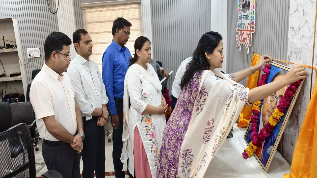 Raebareli News: बाबा भीमराव अंबेडकर की जयंती धूमधाम से मनाई गई, जिलाधिकारी ने किया मूर्ति पर माल्यार्पण
