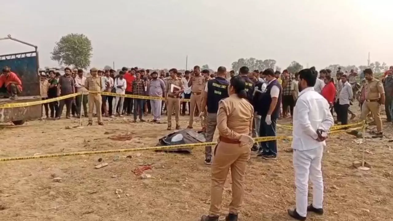 Hapur News: महिला का शव मिलने से फैली सनसनी, रेप के बाद हत्या की आशंका