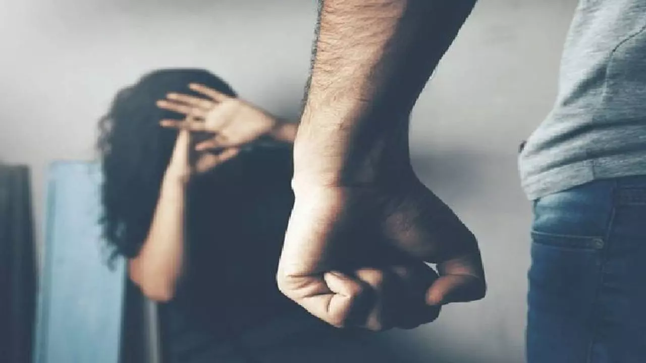 Kanpur News: कानपुर में पत्नी को प्रताड़ित करने की हदें पार, पति ने सिगरेट से जलाया अंग