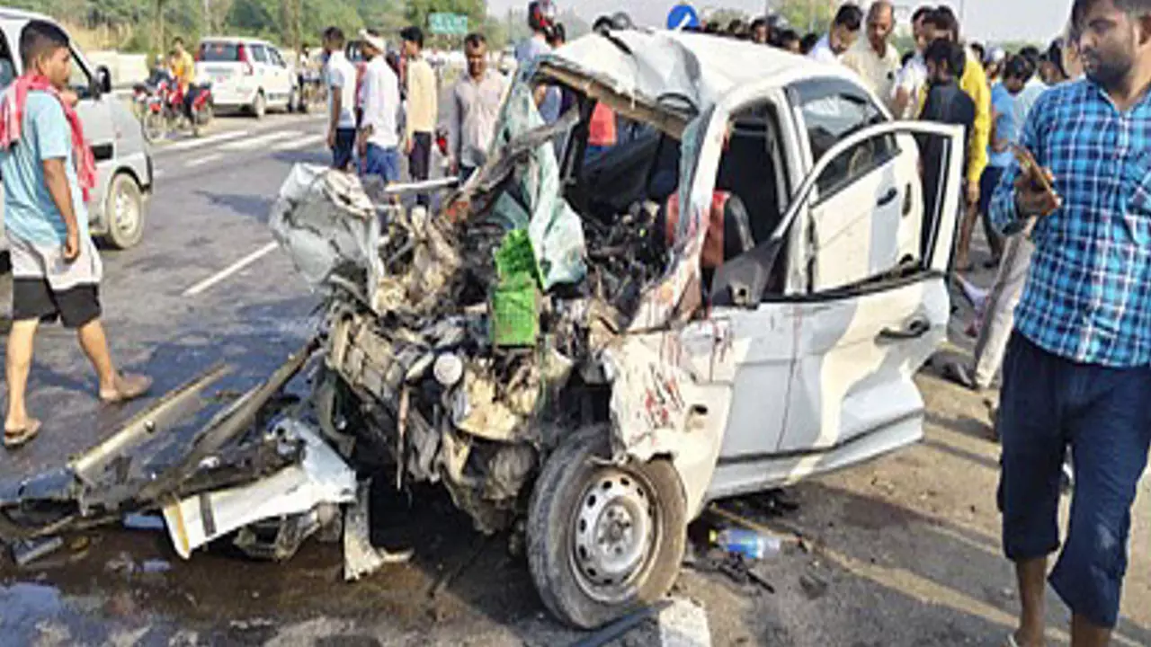 Kanpur News: बस और कार की भीषण, टक्कर में 2 महिला टीचर समेत 3 की मौत, 2 गंभीर घायल