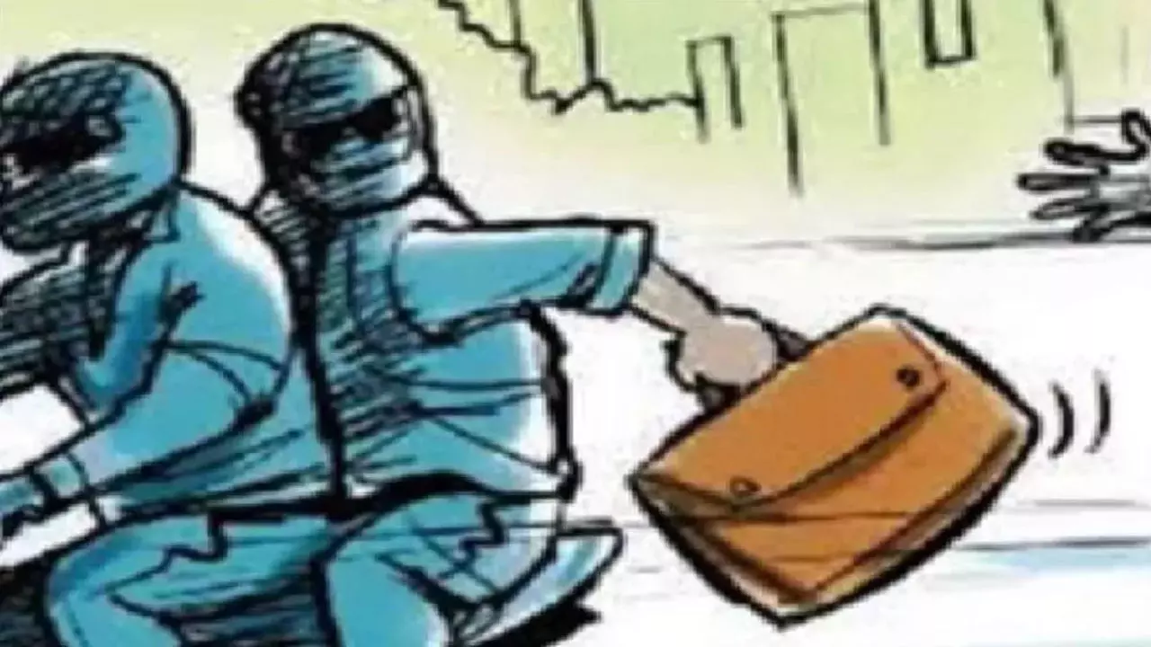 Chandauli News: बैंक में पैसा जमा करने गए नाबालिग को उचक्कों ने ठगा, हुआ 80 हजार की ठगी का शिकार