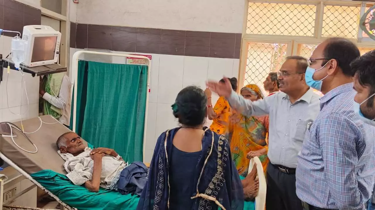 kannauj News: अस्पताल का निरीक्षण करने पहुंचे डीएम, स्टाफ में मचा हड़कंप, व्यवस्थाओं को ठीक करने के दिए निर्देश