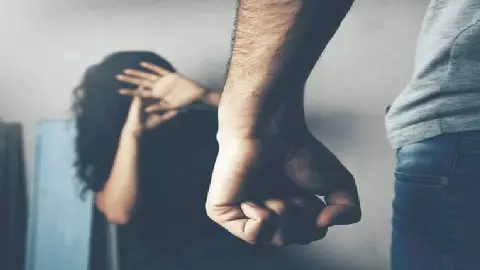 Kanpur News: कानपुर में पत्नी को प्रताड़ित करने की हदें पार, पति ने सिगरेट से जलाया अंग