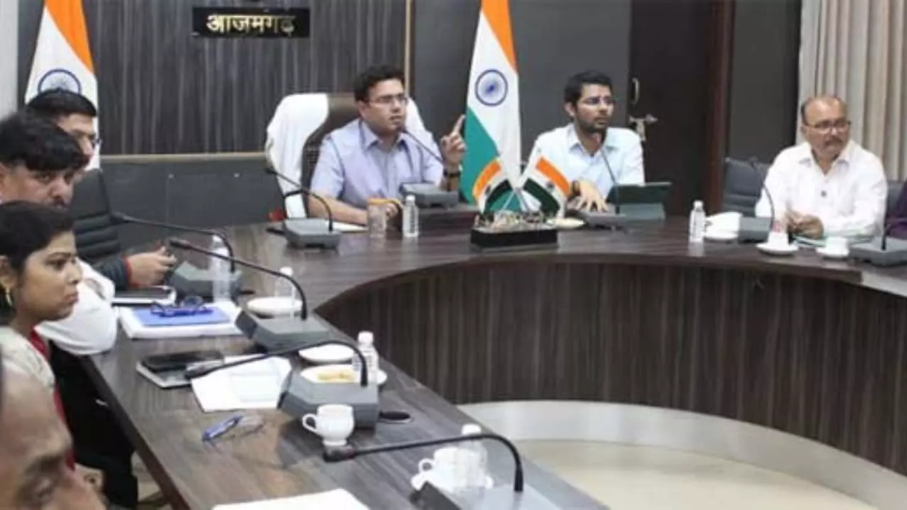 Azamgarh news :जिलाधिकारी दिखे सख्त तेवर में बीएसए और उप परियोजना प्रबंधक का रोका वेतन, स्पष्टीकरण तलब