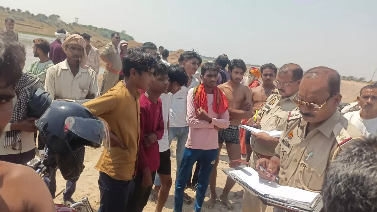 Jalaun News: बेतवा नदी में घाट पर किए गए गड्ढे में नहाने गए युवक पानी में डूबे, गई जान