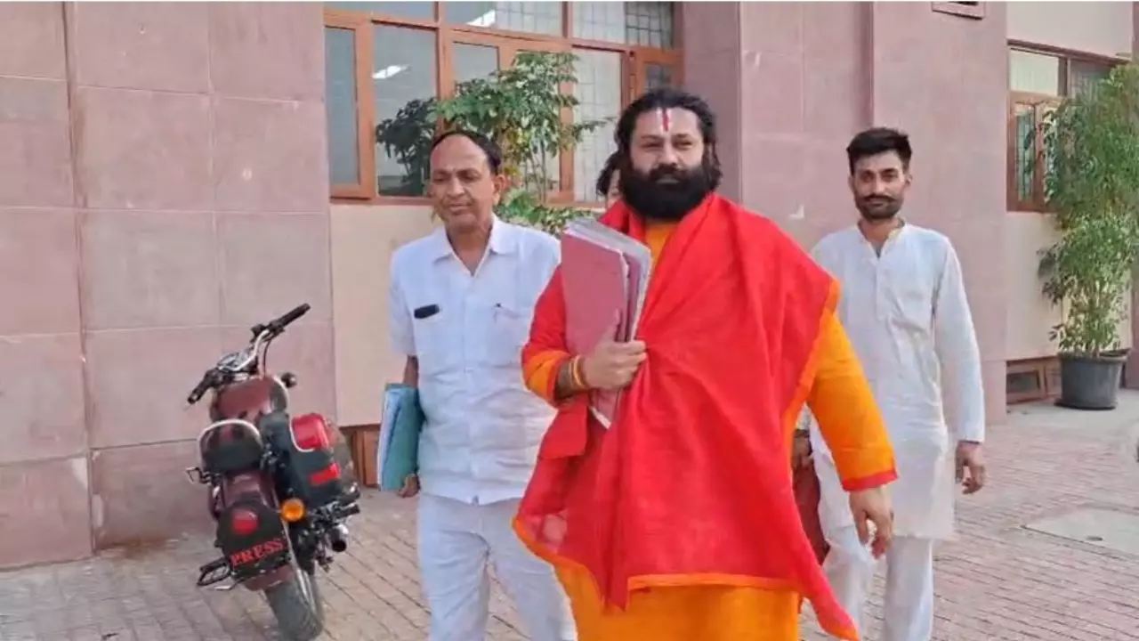 Mathura News: श्रीकृष्ण जन्मभूमि शाही ईदगाह विवाद में पक्षकार आशुतोष भृगुवंशी ने दायर किया धोखाधड़ी का मुकदमा