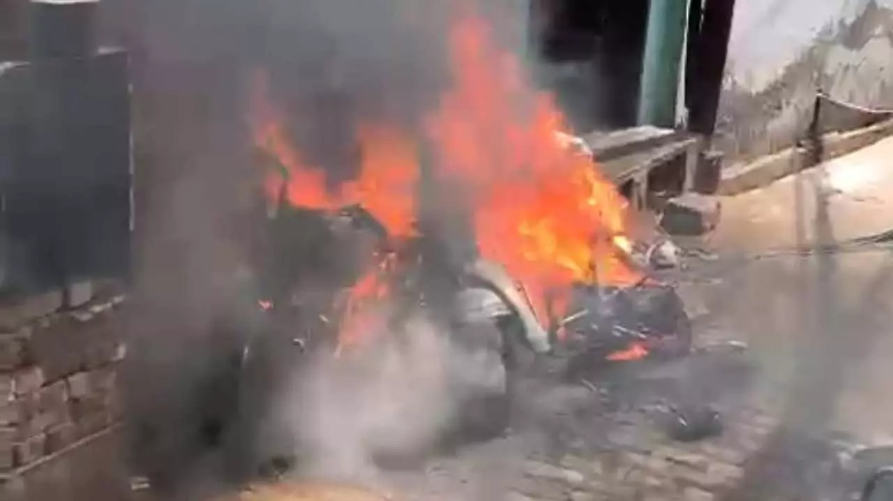 Kannauj News: होटल के अंदर गैस सिलेंडर में लगी आग, तीन बाइक जलकर राख, लाखों का हुआ नुकसान
