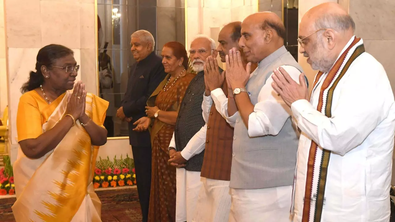 देश में आखिर क्या बड़ा होने वाला है?PM मोदी की राष्ट्रपति से मुलाकात,नड्डा के घर जुटे शाह और राजनाथ समेत कई बड़े नेता