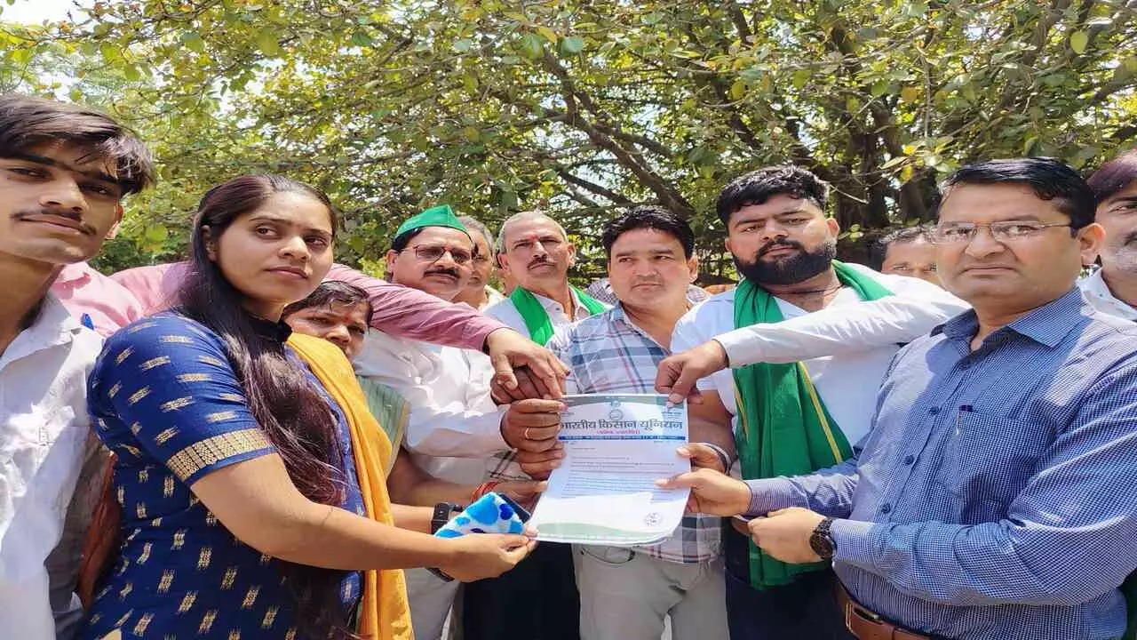 Kannauj News: किसानों का धरना प्रदर्शन, अपनी मांग को लेकर सौंपा ज्ञापन, जानें मामला
