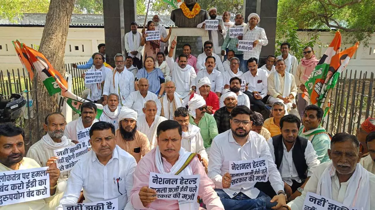 Chandauli News: प्रधानमंत्री व गृहमंत्री के मुर्दाबाद नारे के साथ कांग्रेसियों ने ईडी की कार्रवाई पर जताया विरोध