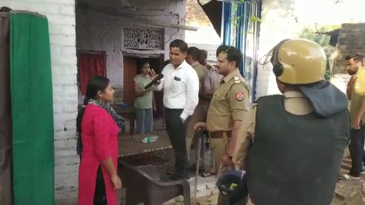 Firozabad News: गिहार बस्ती को खाली कराने न्यायालय अमीन पुलिस के साथ पुहंचा