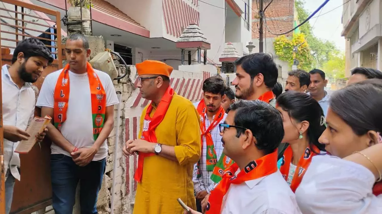 Varanasi News: विधायक सौरभ श्रीवास्तव ने संसदीय जनसंपर्क कार्यालय में आयोजित जनसुनवाई में सुनीं समस्याएं, दिए त्वरित समाधान के निर्देश