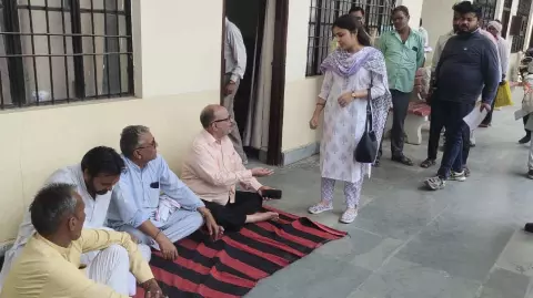 Aligarh News: कोर्ट के बाहर धरने पर बैठे पूर्व विधायक प्रमोद गौड, नायब तहसीलदार ने समझा कर धरना समाप्त कराया