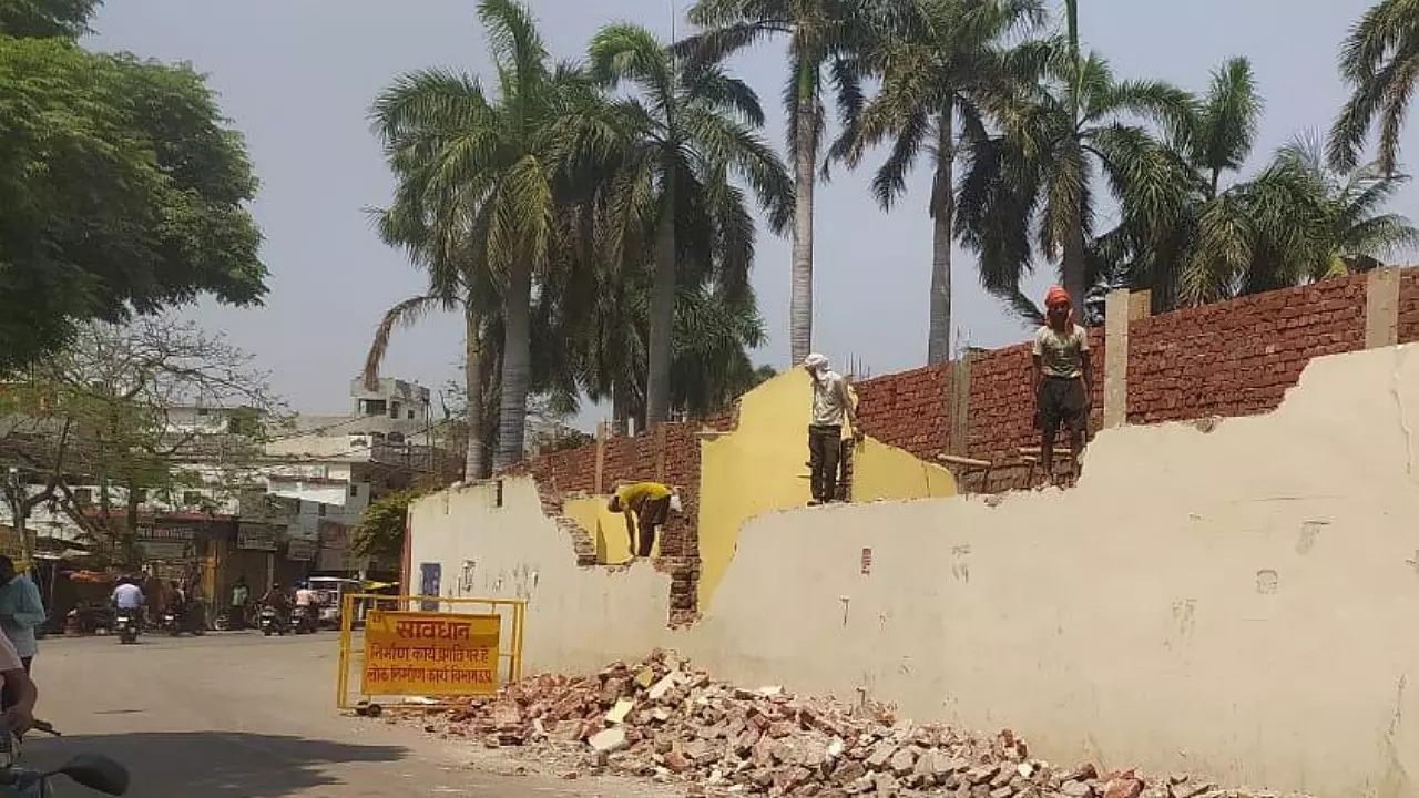Gorakhpur News: विनय तिवारी की गिरफ्तारी के बीच टूटी ‘तिवारी हाता’ की दीवार, अवैध कब्जा या मिलेगा मुआवजा