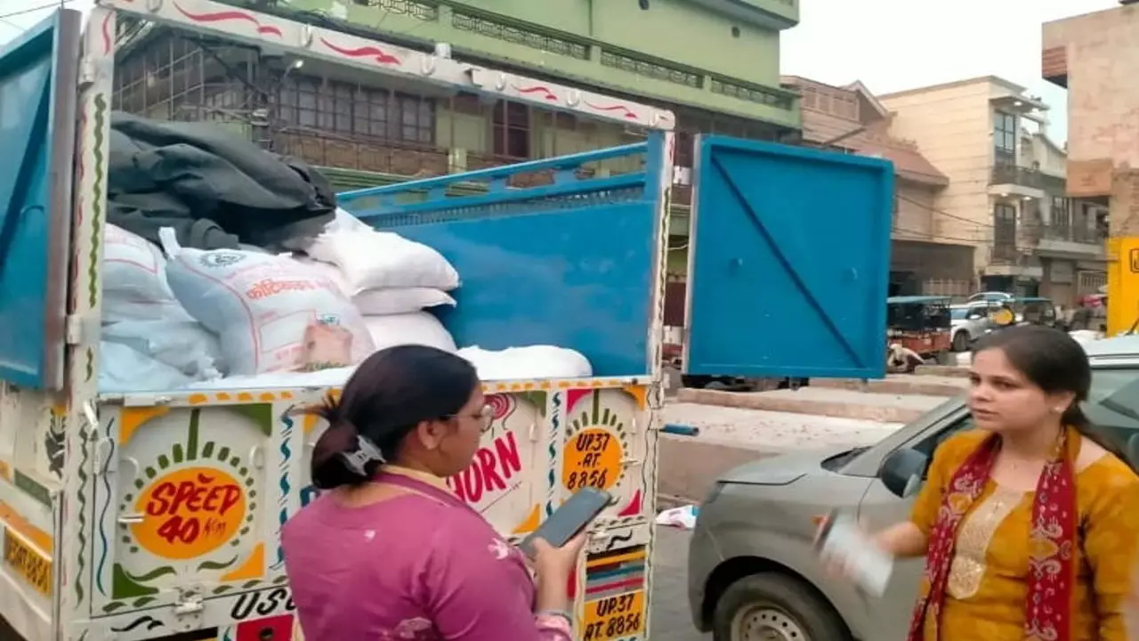 Hapur News: एसडीएम ने की छापेमारी, आंगनबाड़ी केंद्रों के लिए आवंटित दलिया बरामद Hapur News: एसडीएम ने की छापेमारी, आंगनबाड़ी केंद्रों के लिए आवंटित दलिया बरामद