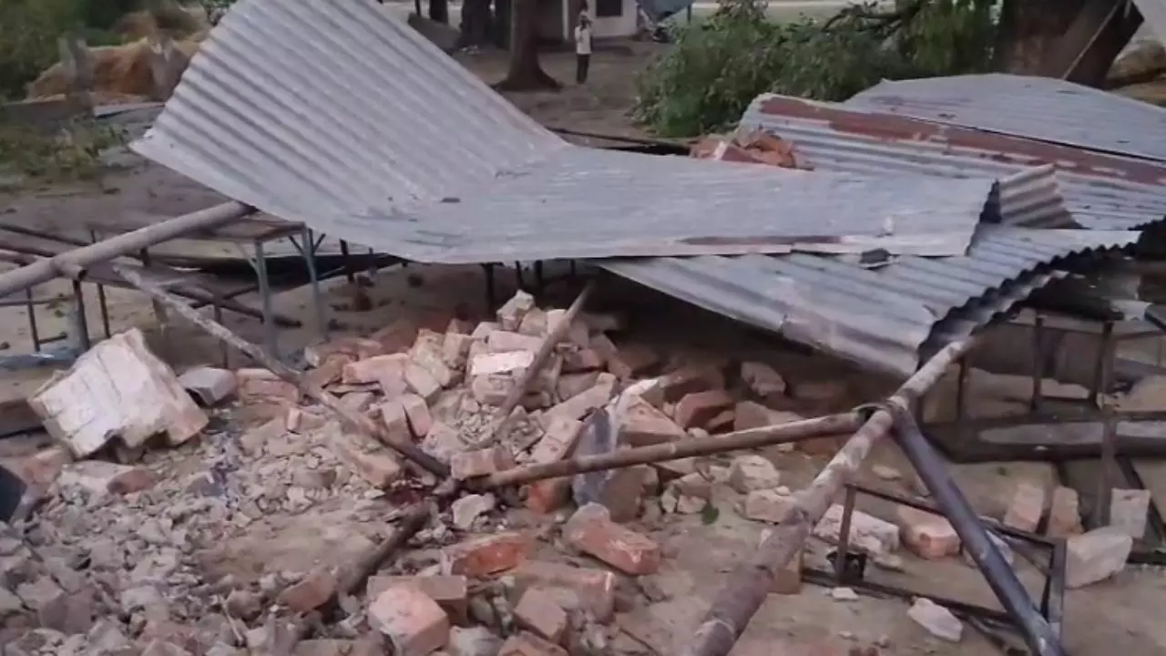 उत्तर प्रदेश में बदला मौसम का मिजाज, आंधी-बारिश से तबाही, 8 की मौत, 37 जिलों में अलर्ट जारी