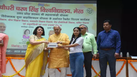 Meerut News: सीसीएसयू में बंटी डिजिटल ताकत, 120 स्टूडेंट्स को मिले टैबलेट और स्मार्टफोन