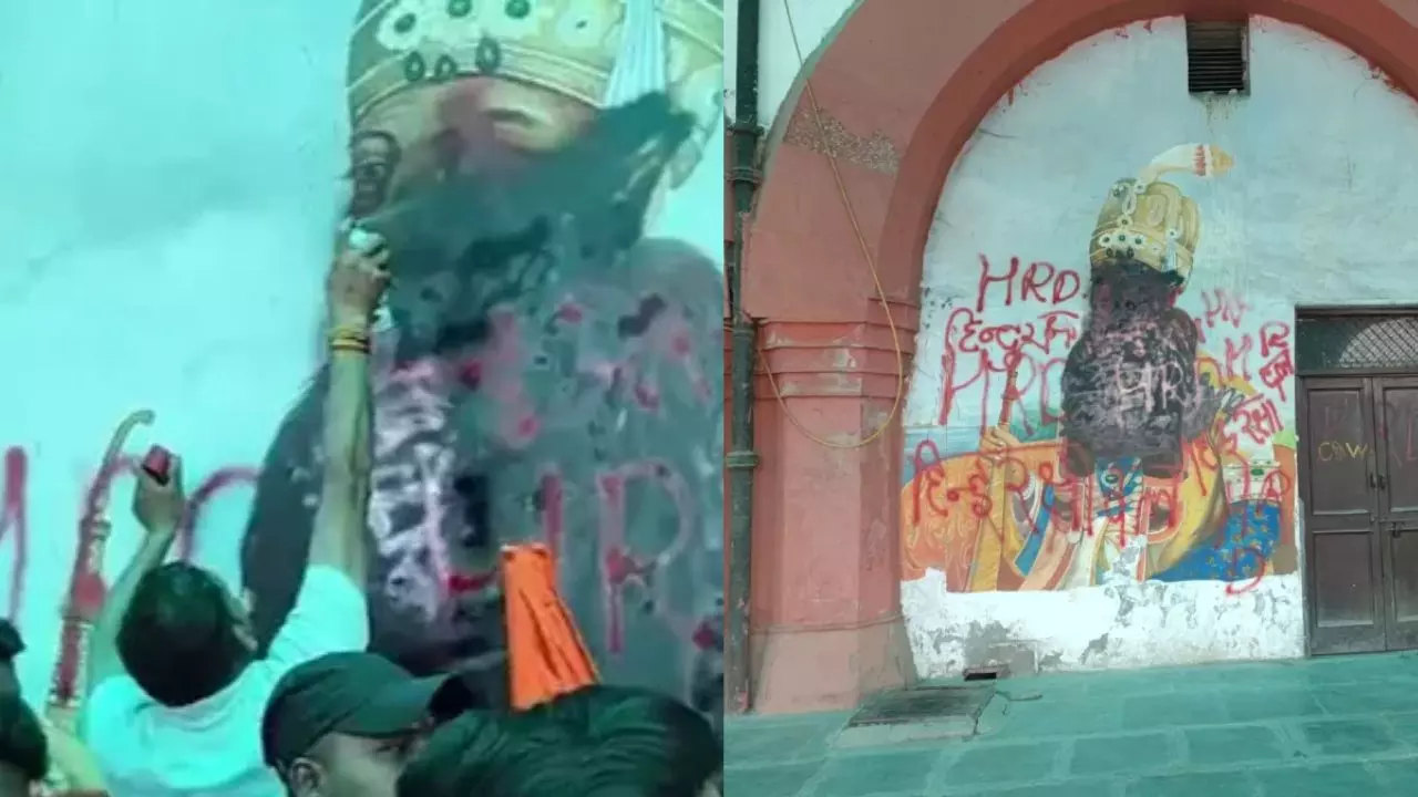 ghaziabad bahadur shah zafar painting blackened instead of aurangzeb by hindu raksha dal  video viral