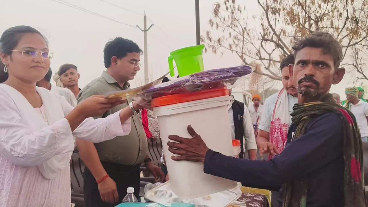 Chitrakoot News: अग्नि पीड़ितों को जन एक्सप्रेस फाउंडेशन ने वितरित की राहत सामग्री