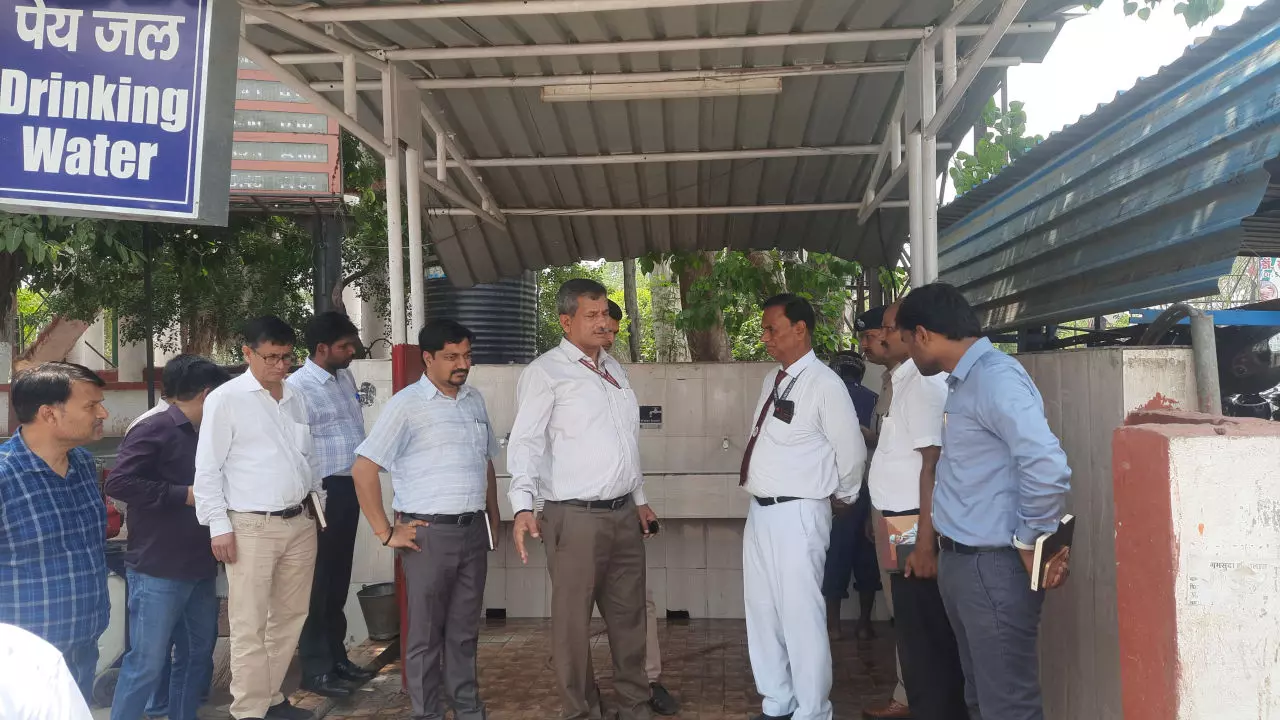 Chandauli News: नए डीआरएम ने डीडीयू जंक्शन की सुविधाओं का किया परख, कमी पर लगाई क्लास
