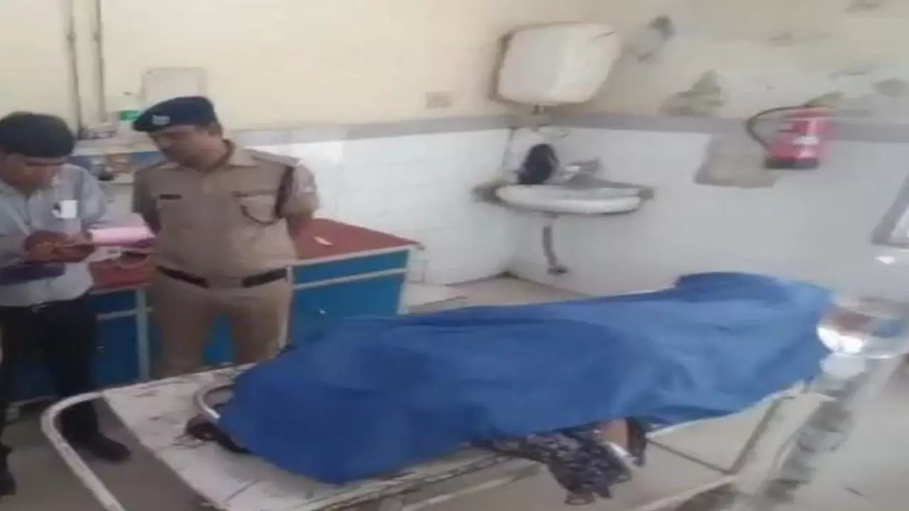 Etah News: अज्ञात युवती ने मालगाडी से कटकर दी जान, शिनाख्त के प्रयास जारी