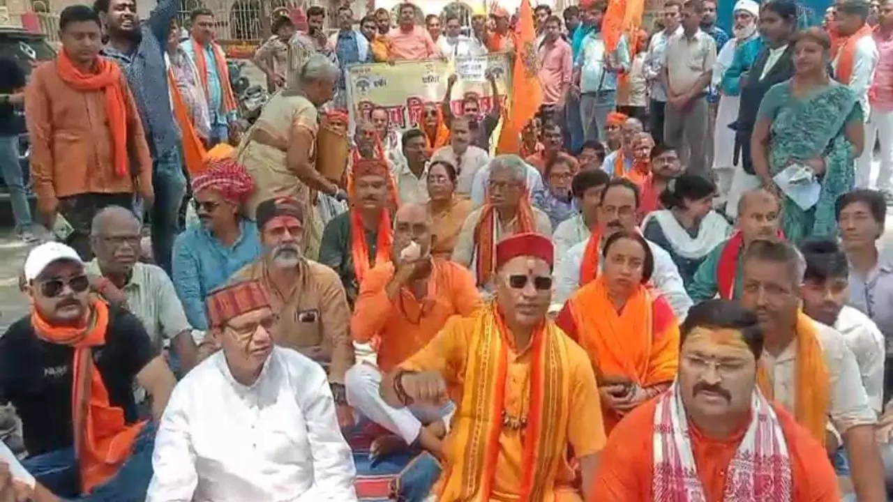 Mirzapur News: बंगाल में राष्ट्रपति शासन लागू हो, बंगाल का शासन घुसपैठियों के सहारे टिका, VHP और BJP का संयुक्त प्रदर्शन