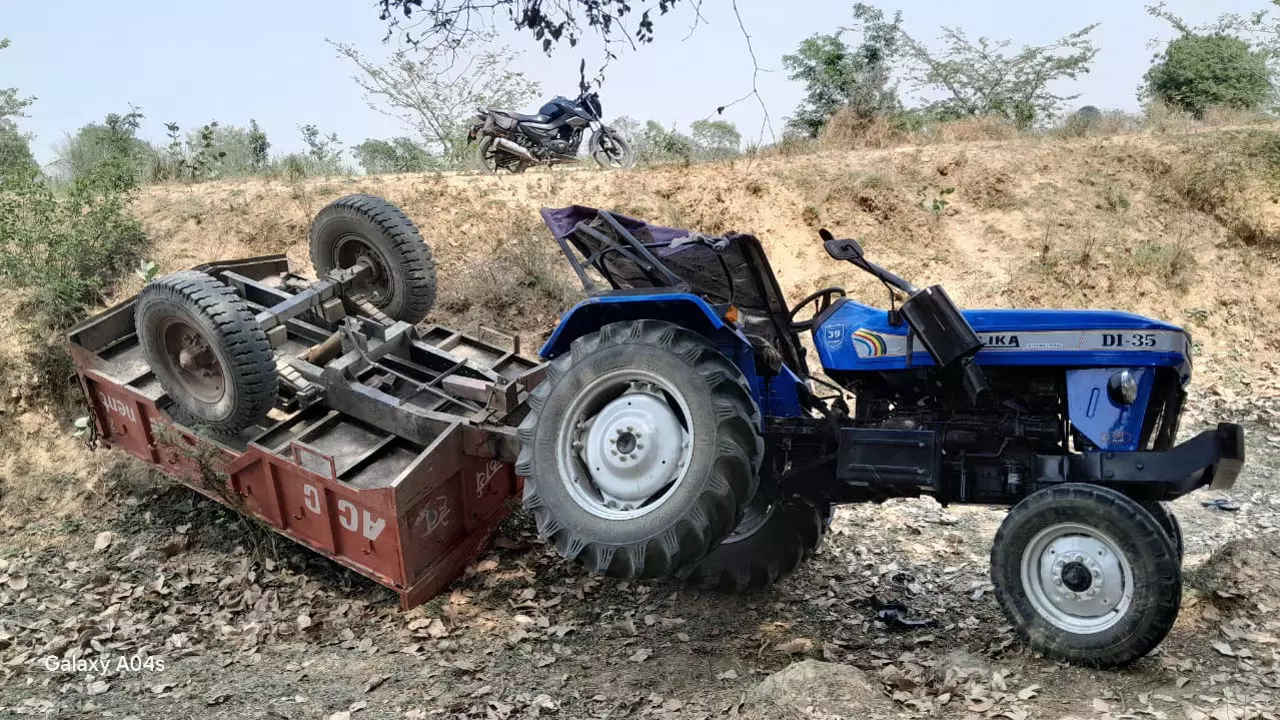 Jalaun News: ट्राली समेत ट्रैक्टर खाई में पलटा, नौ वर्षीय बालक की मौक पर मौत